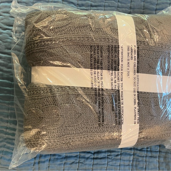 Pottery Barn Cozy Cable Throw NWT in Gray - Picture 4 of 4